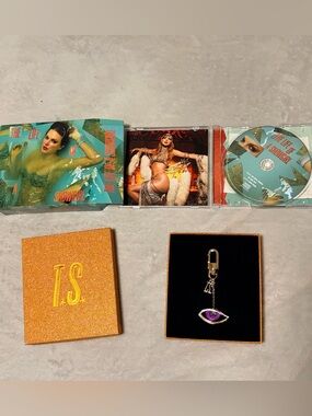 Taylor Swift CD ‘Sweat and Vanilla Perfume’